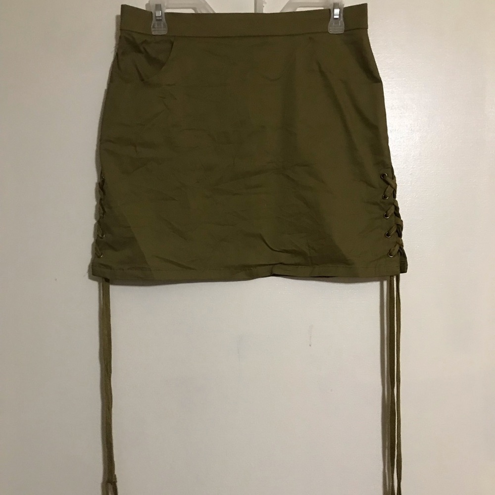Green side tie skirt